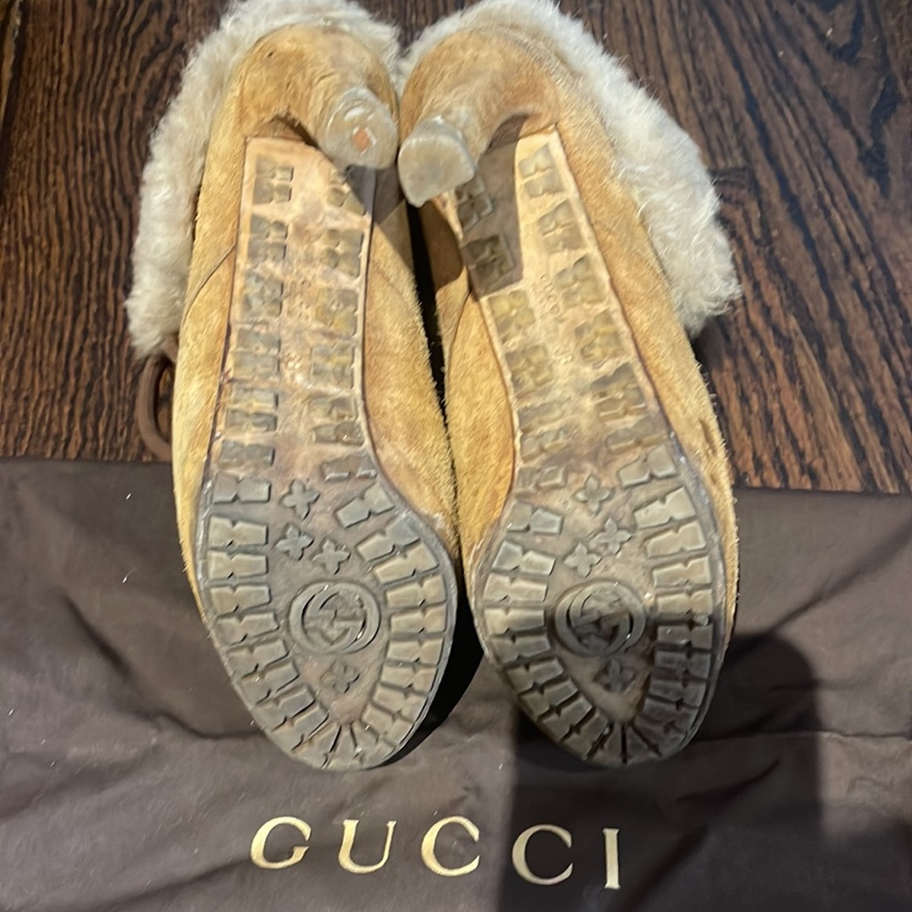 Fur heeled Gucci suede boots - Picture 4 of 7